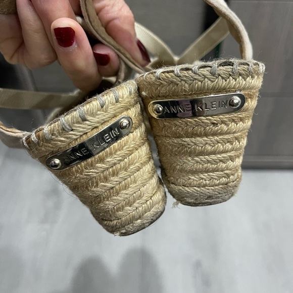 Anne Klein size 71/2 very comfortable still have life - Picture 4 of 9